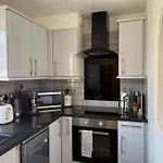 Luxury Two Bedroom Apartment In Bayswater